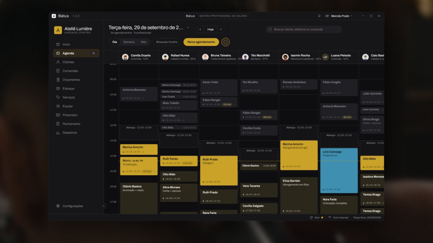 A agenda do dia no Bátus, no tema Noir, com uma coluna por profissional e os atendimentos em curso em dourado